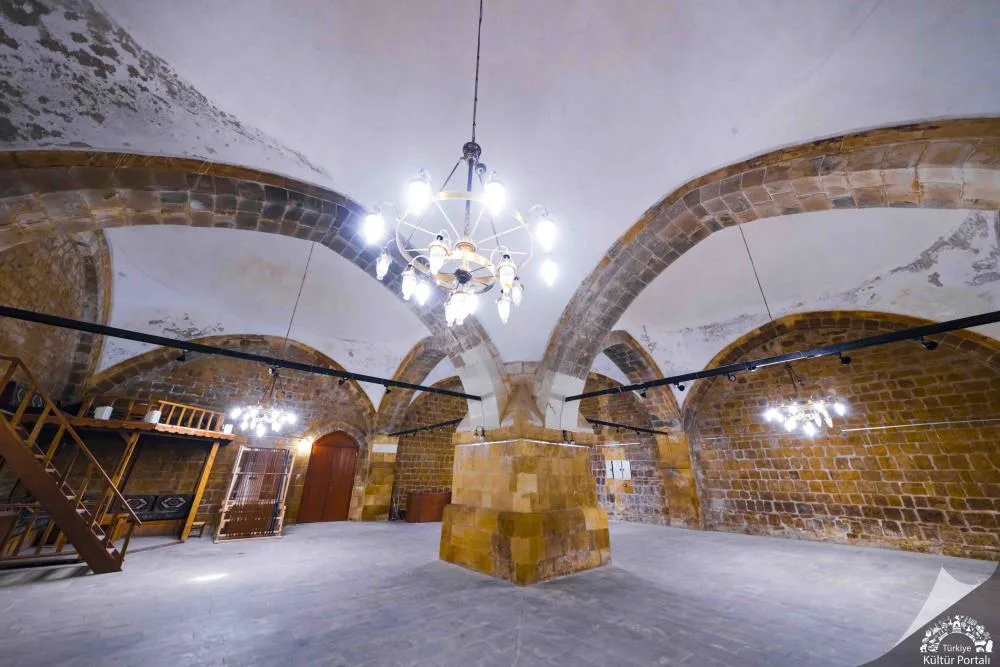 Tarihi Taşhan (Bedesten ve El Sanatları Çarşısı)