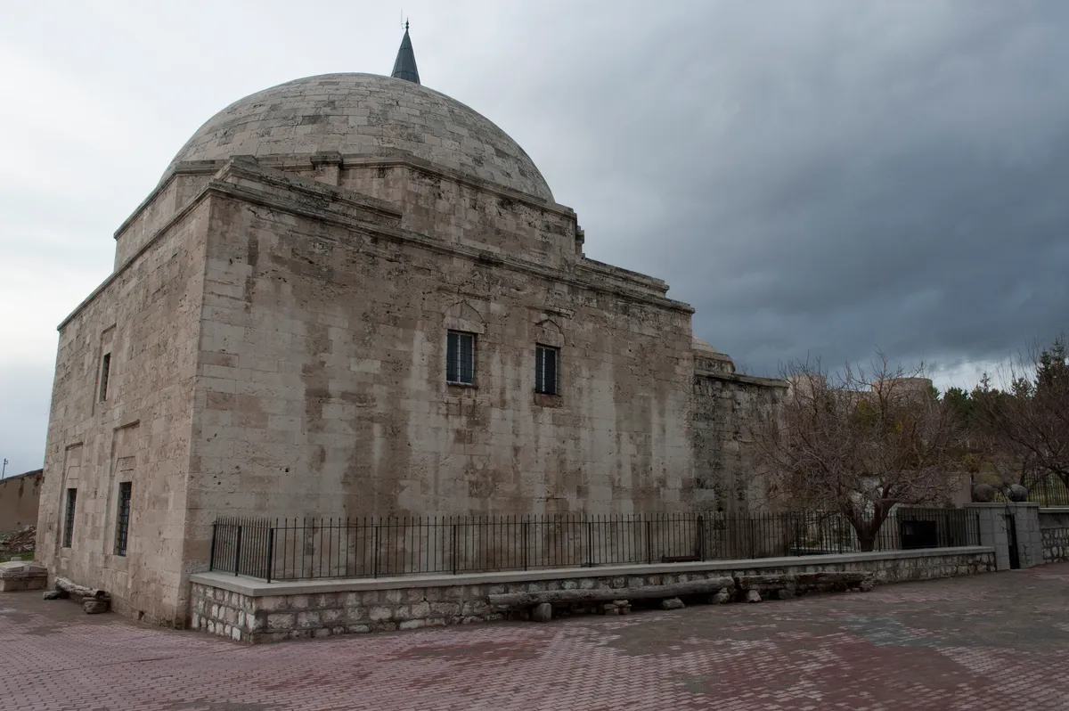 Isparta Aksu'da EN İYİ Tarihi Yapılar ve Kaleler Nerede? (2026 Kültür Rehberi)