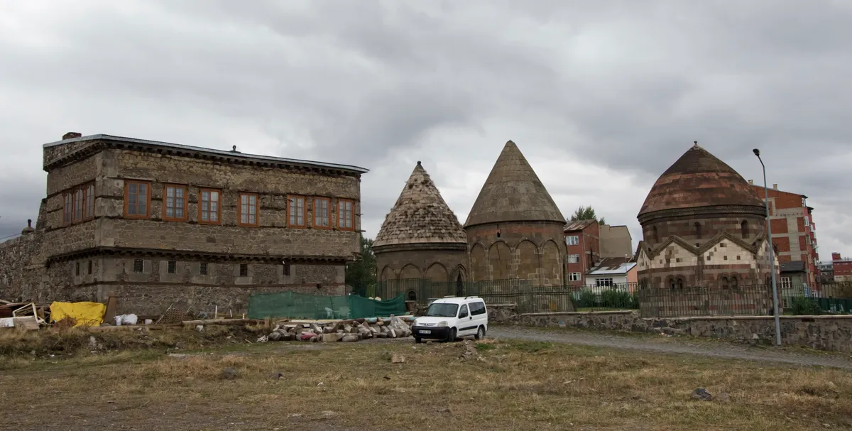 Üç Kümbetler