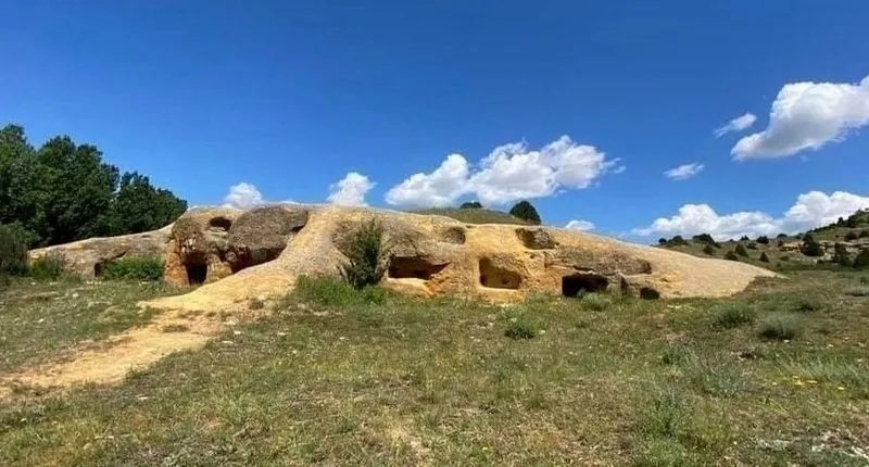Yaka Köyü Tarihi Kaya Mezarları