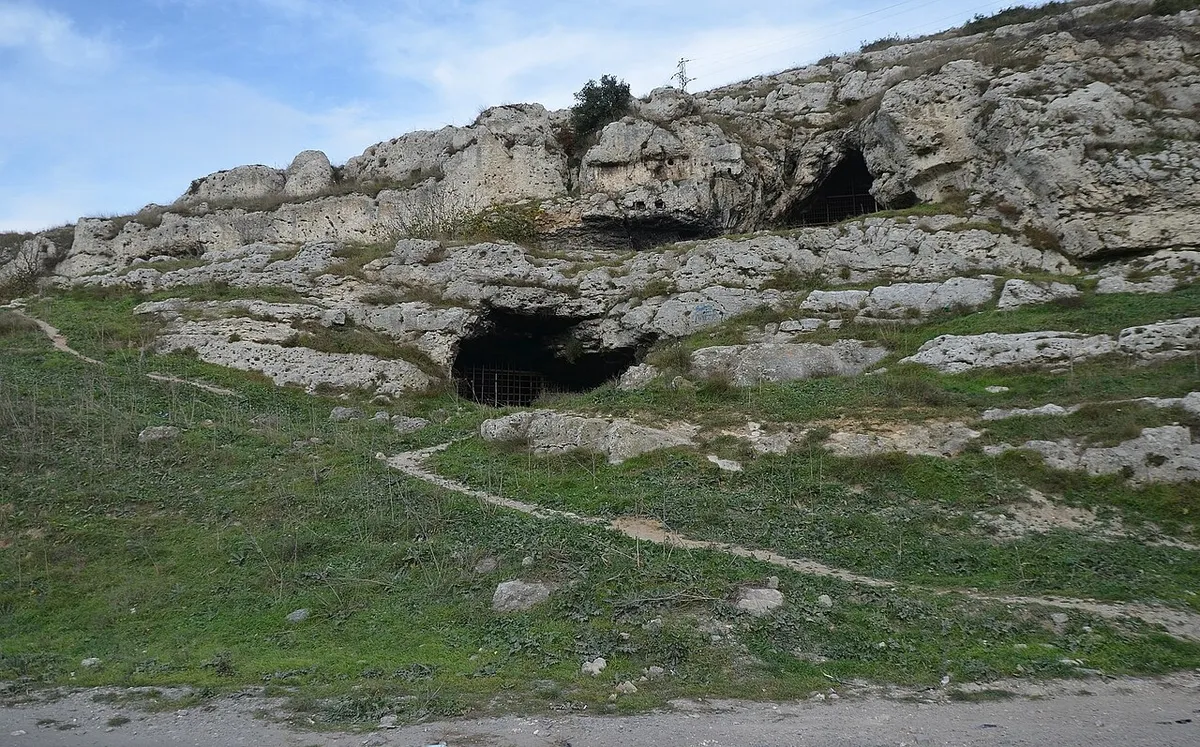Yarımburgaz Mağaraları (Paleolitik Çağ - 400.000 Yıllık Yerleşim)