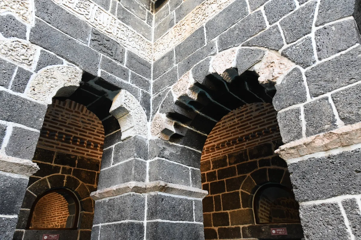 Mardin Artuklu'da Suyun Dansı: Tarihi Dokuda Saklı Şelale Ruhları ve Yaşam Kaynakları
