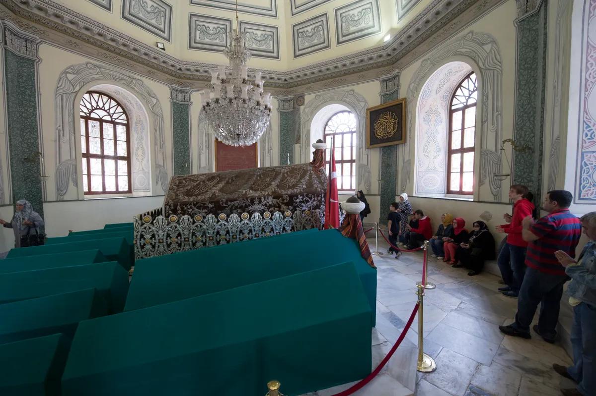 Osman Gazi ve Orhan Gazi Türbeleri (Tophane Bahçesi - Osmanlı Hanedan Kurucuları)
