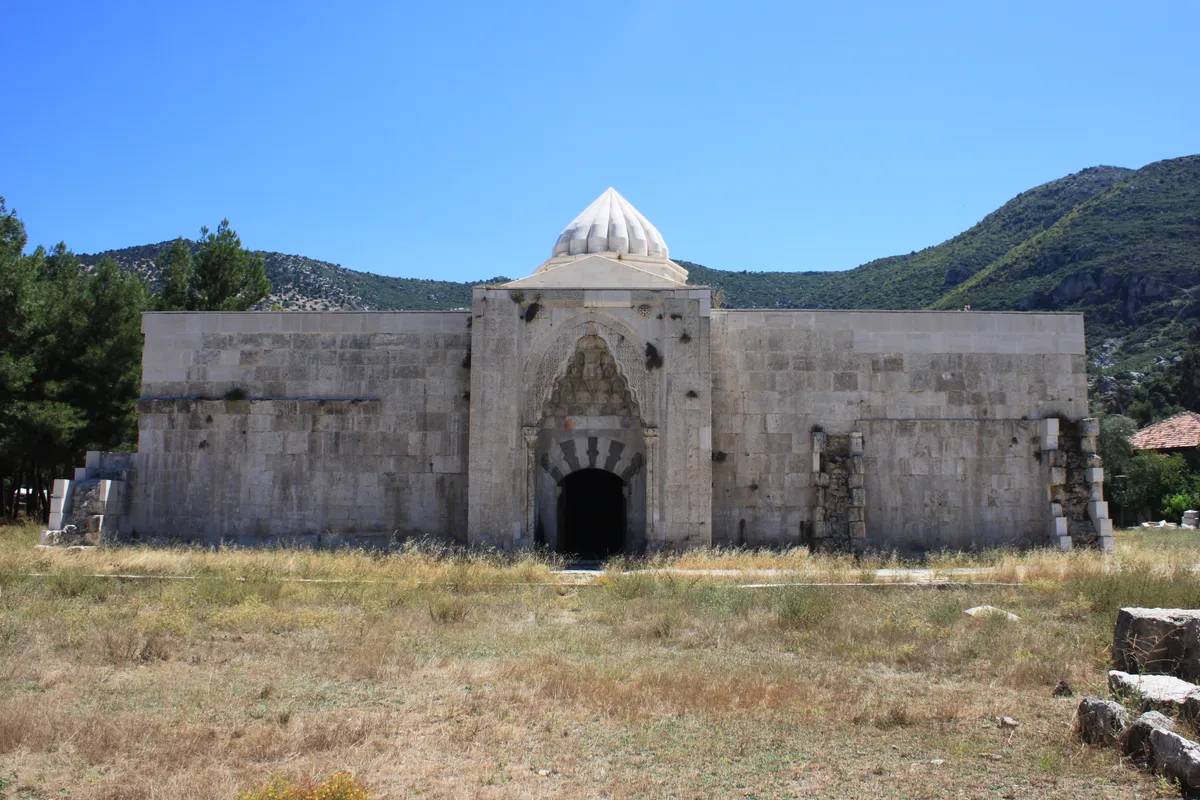 Susuz Han Kervansarayı & Ejderha Kabartmalı Taç Kapı (M.S. 1246 Selçuklu)